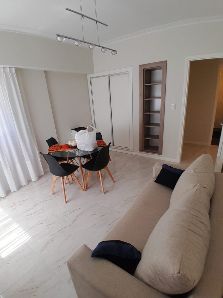 Departamento 2 ambientes a la calle con balcon frances