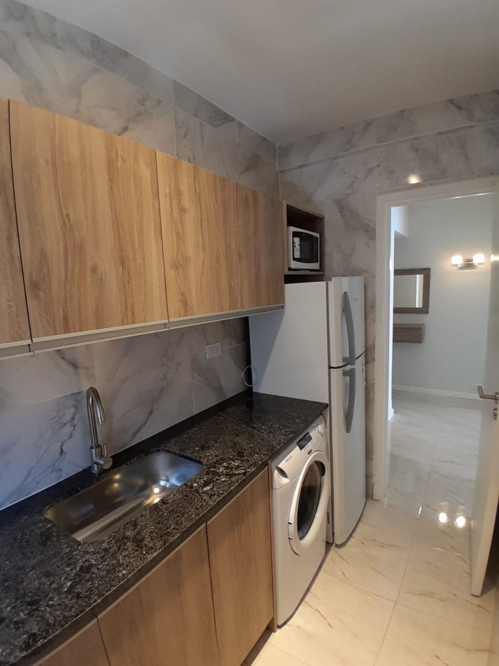 Departamento 2 ambientes a la calle con balcon frances
