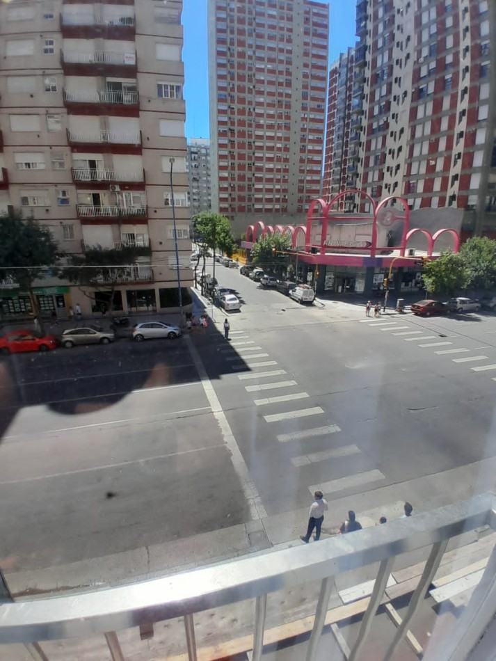 Departamento 2 ambientes a la calle con balcon frances