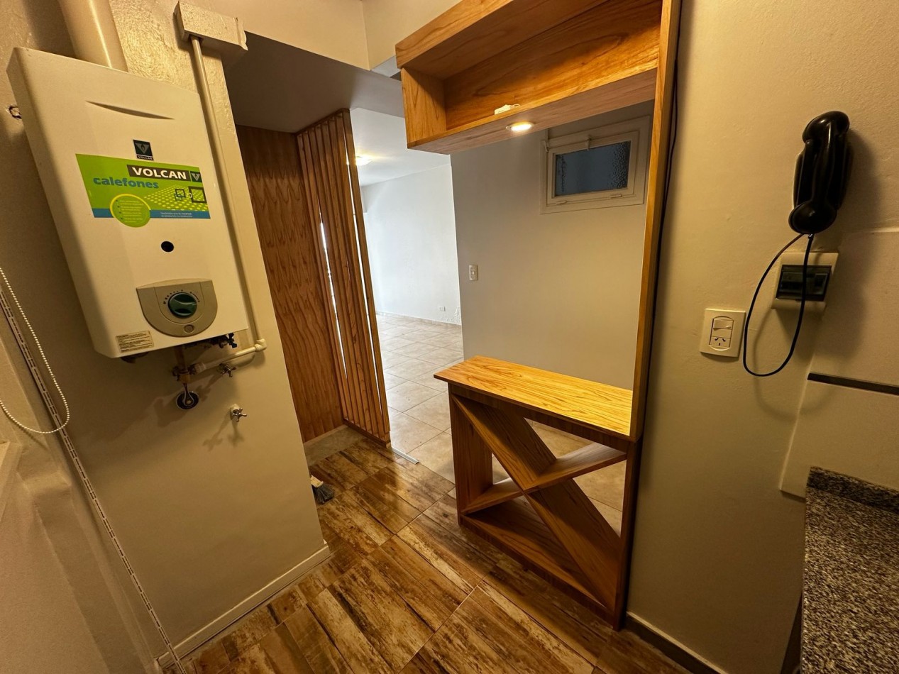 Departamento de 2 ambientes con balcon saliente, a la calle.  