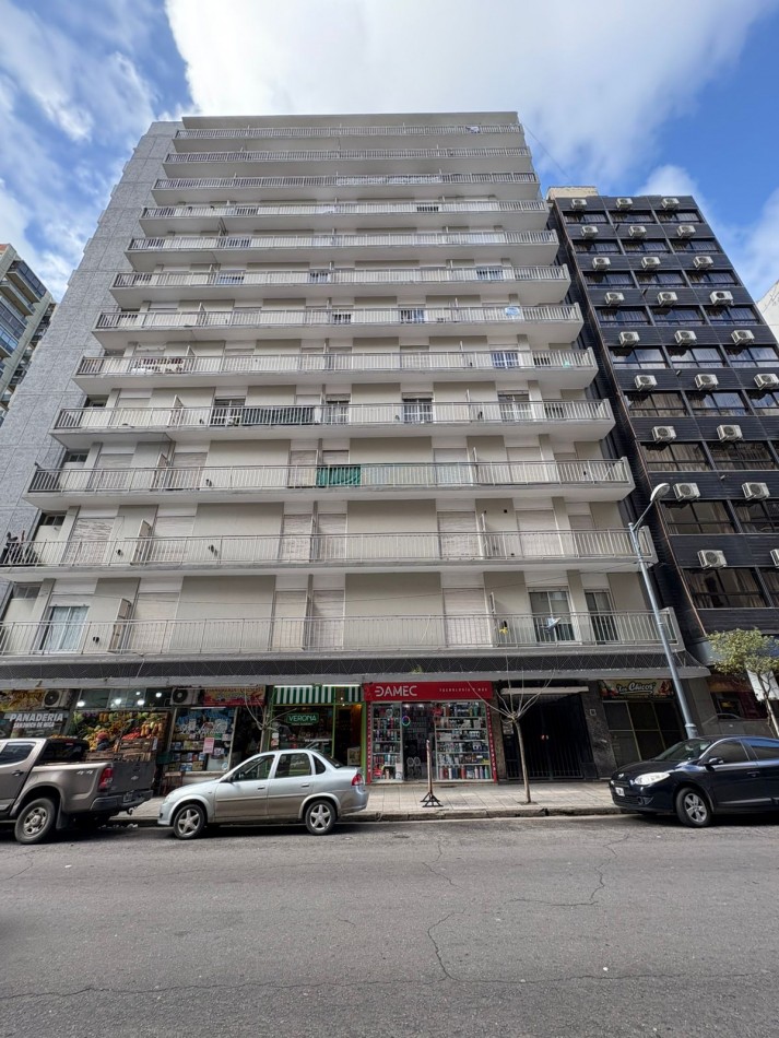 Departamento de 2 ambientes con balcon saliente, a la calle.  
