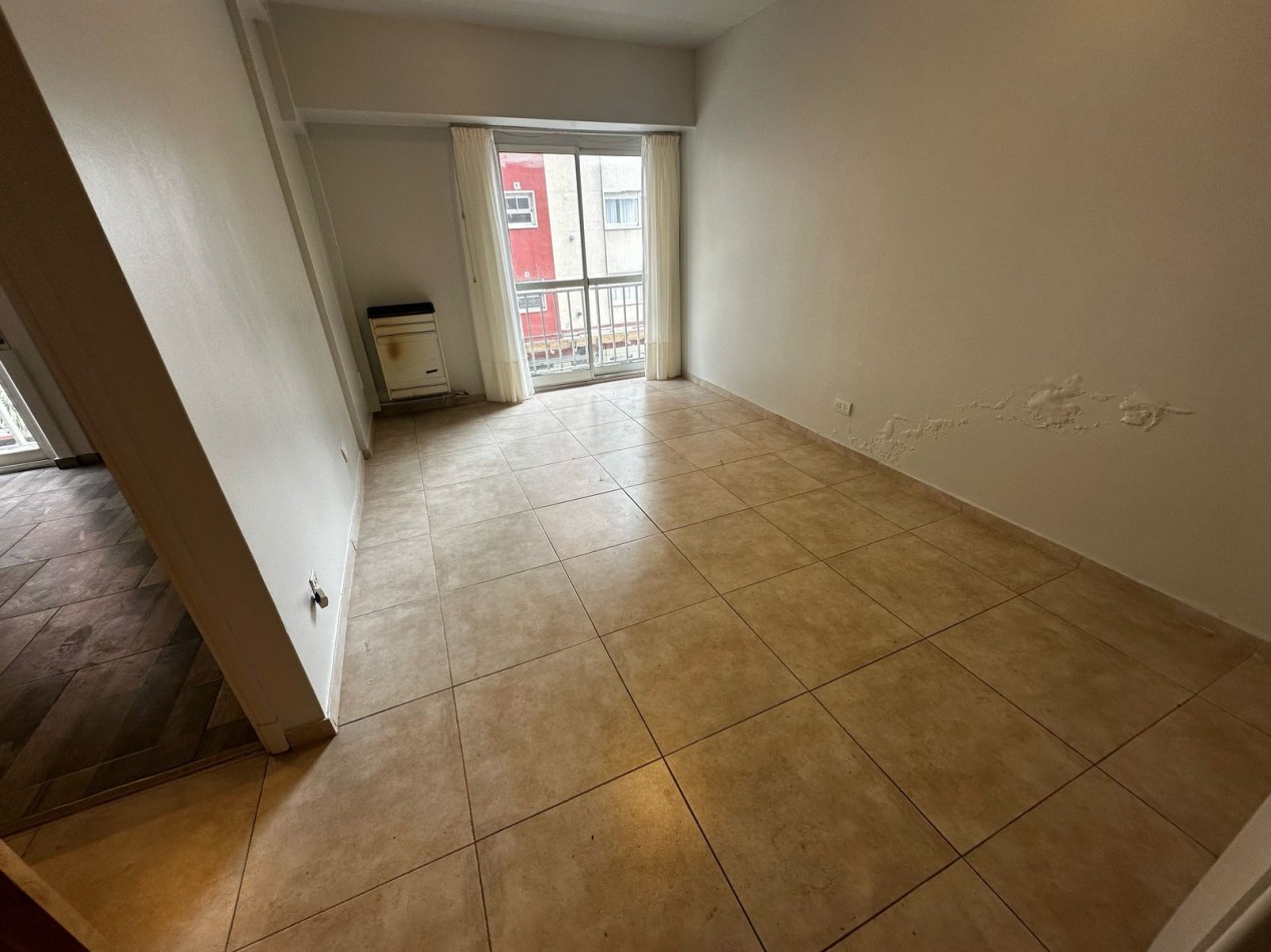 Departamento de 2 ambientes con balcon saliente, a la calle.  