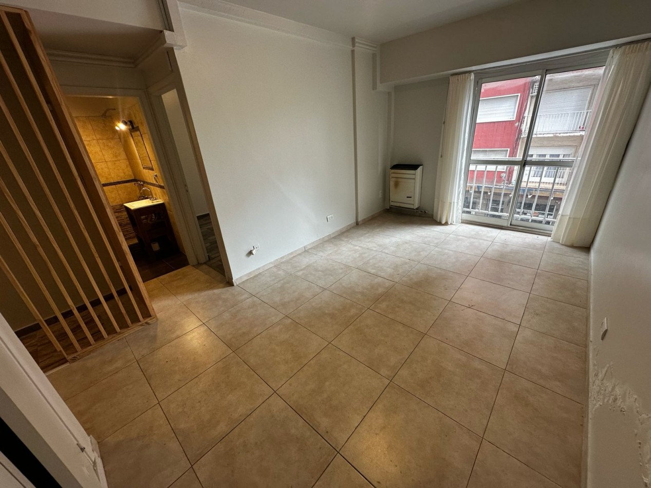 Departamento de 2 ambientes con balcon saliente, a la calle.  