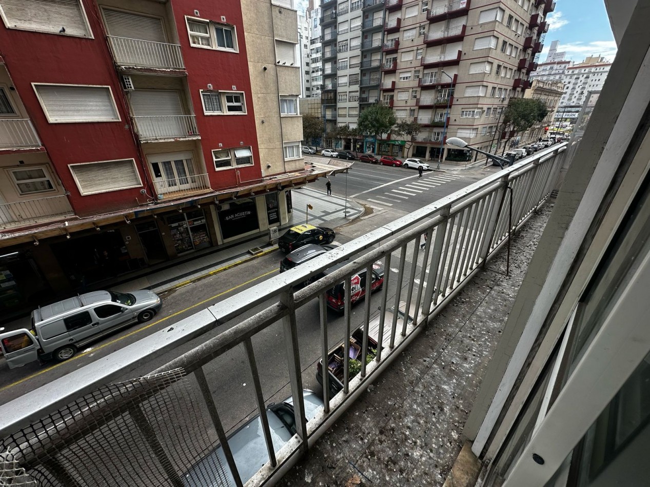 Departamento de 2 ambientes con balcon saliente, a la calle.  