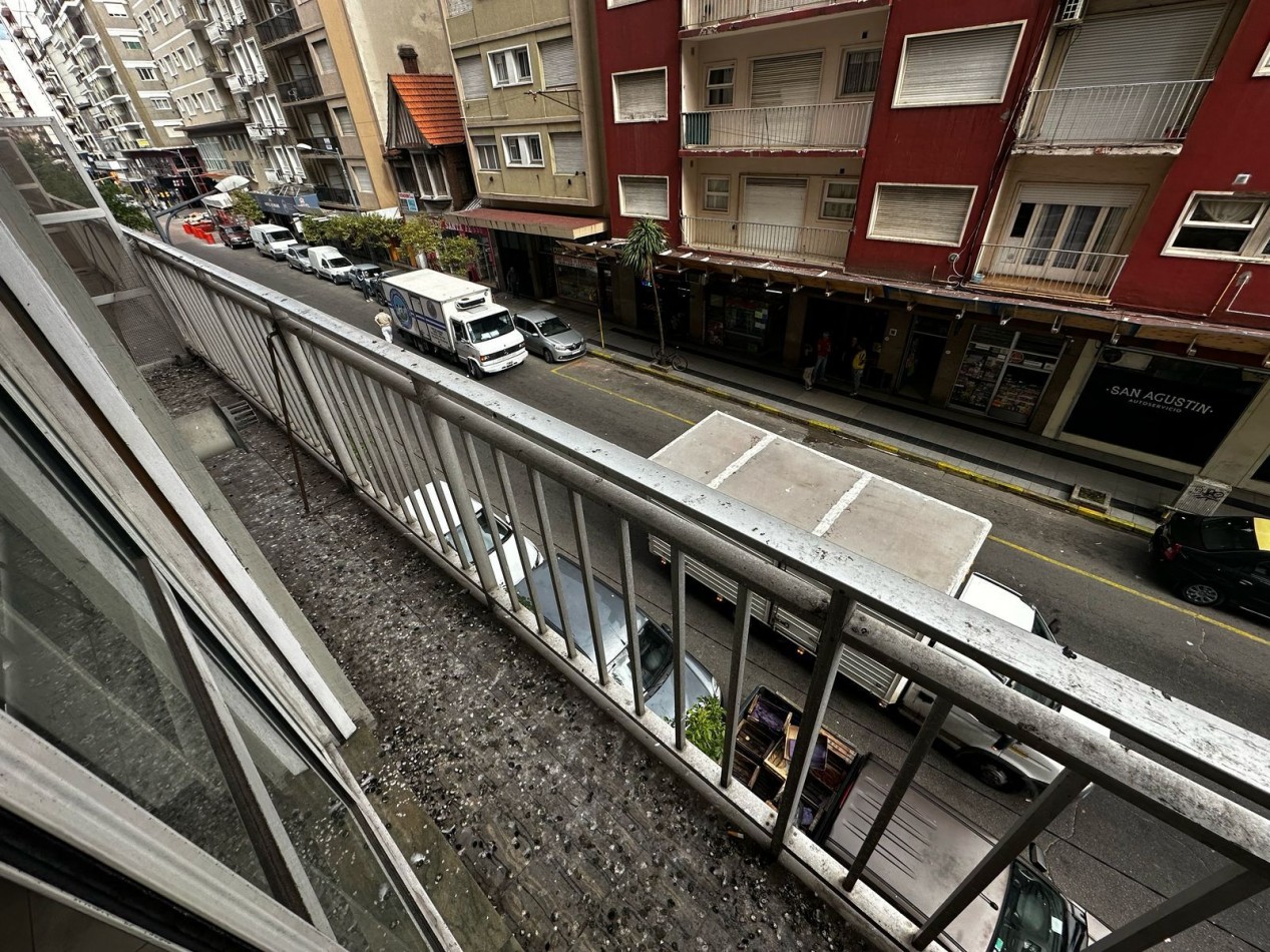 Departamento de 2 ambientes con balcon saliente, a la calle.  