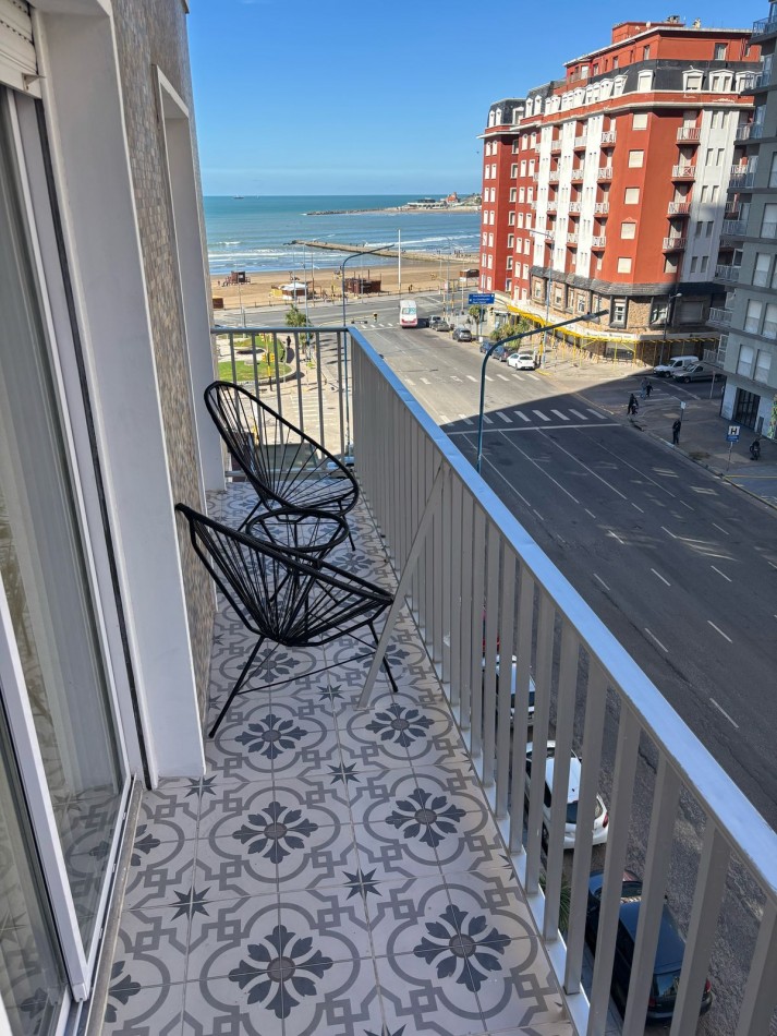 Departamento de 3 ambientes a la calle con balcon corrido