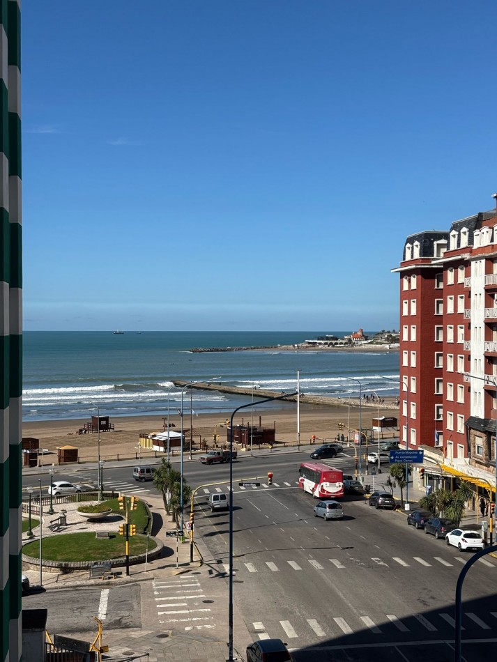 Departamento de 3 ambientes a la calle con balcon corrido