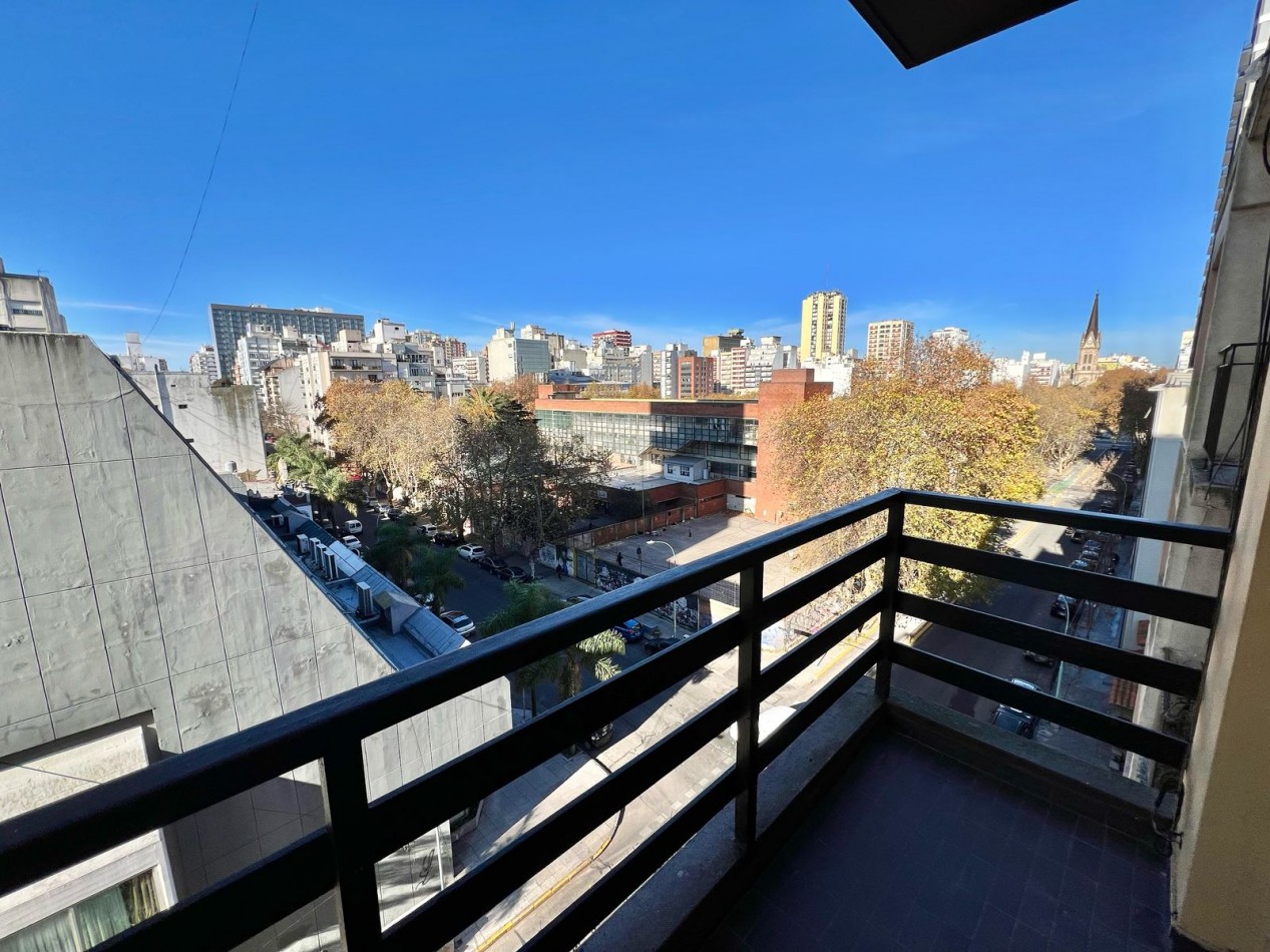 Departamento 5 ambientes c/balcon saliente y cochera fija