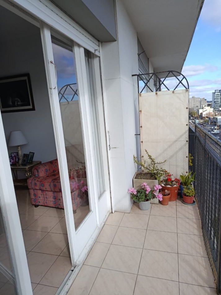 Departamento 3 ambientes con balcon saliente