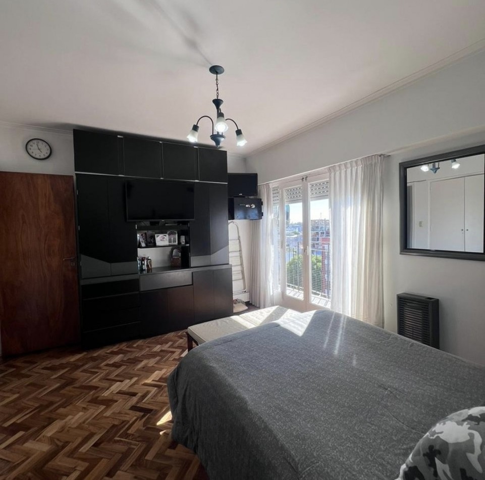 Departamento 3 ambientes con balcon saliente