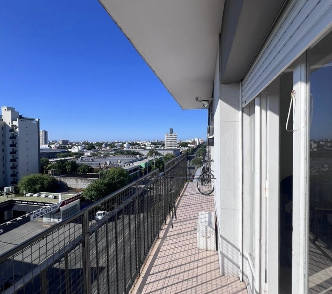 Departamento 3 ambientes con balcon saliente
