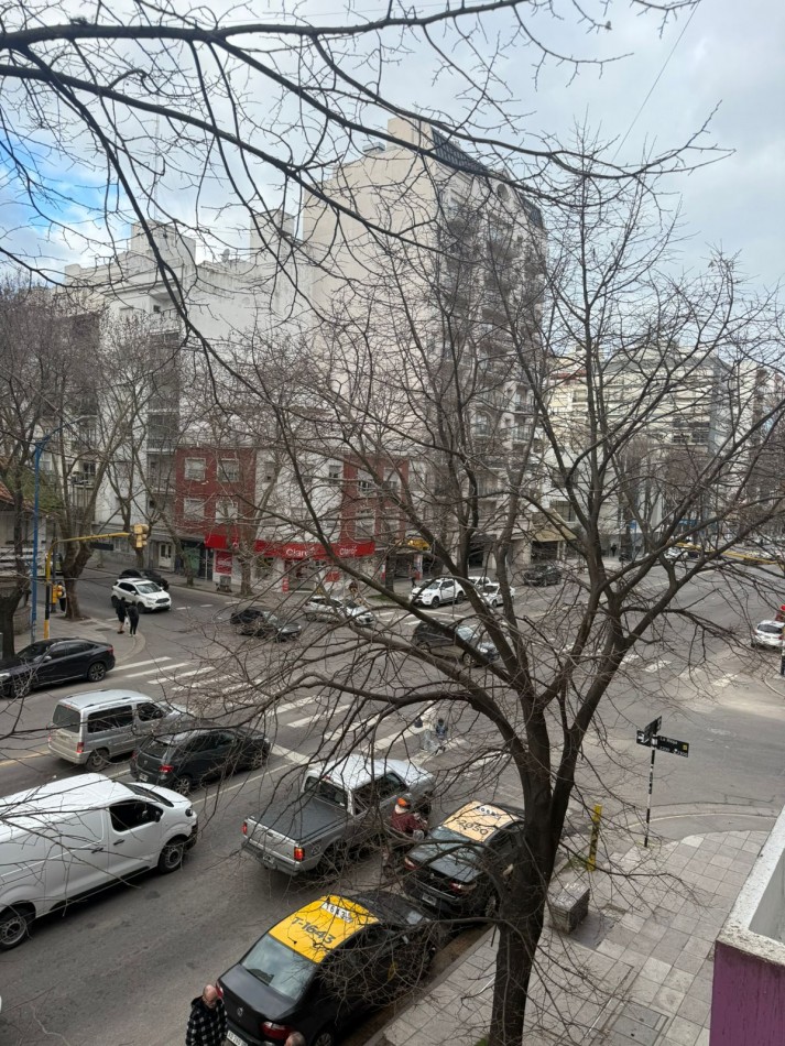 3 ambientes a la calle c/balcon