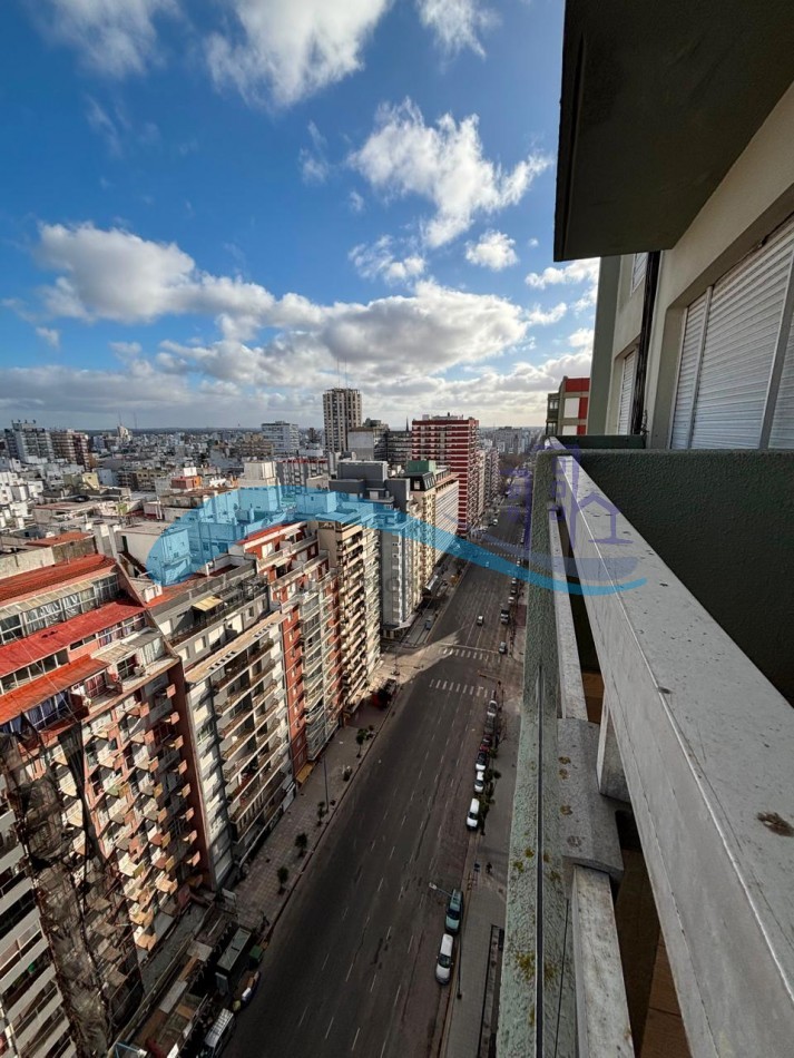 Departamento de 3 ambientes a la calle con balcon y vista al mar