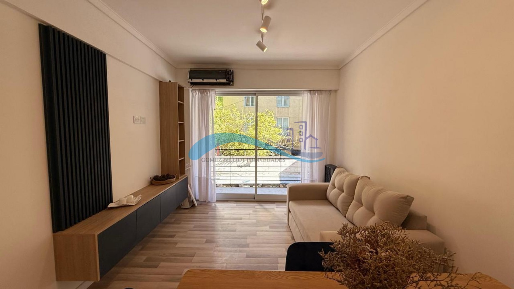 Departamento 2 ambientes a la calle con balcon