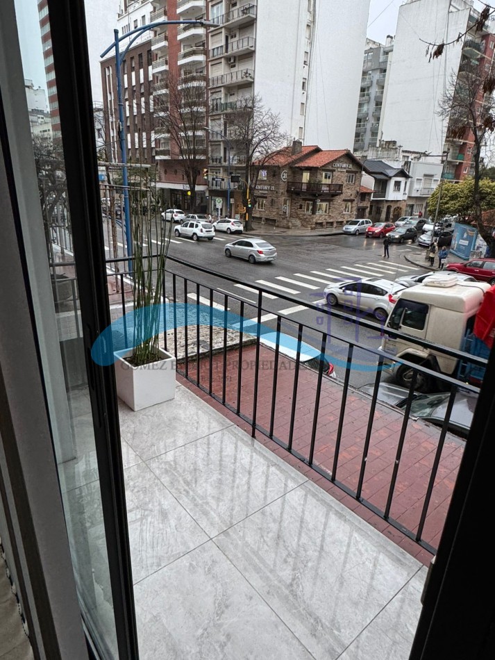Departamento 2 ambientes con balcon a la calle y patio