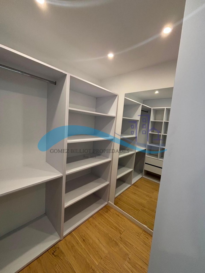 Departamento de 3 ambientes a la calle con balcon y vista al mar
