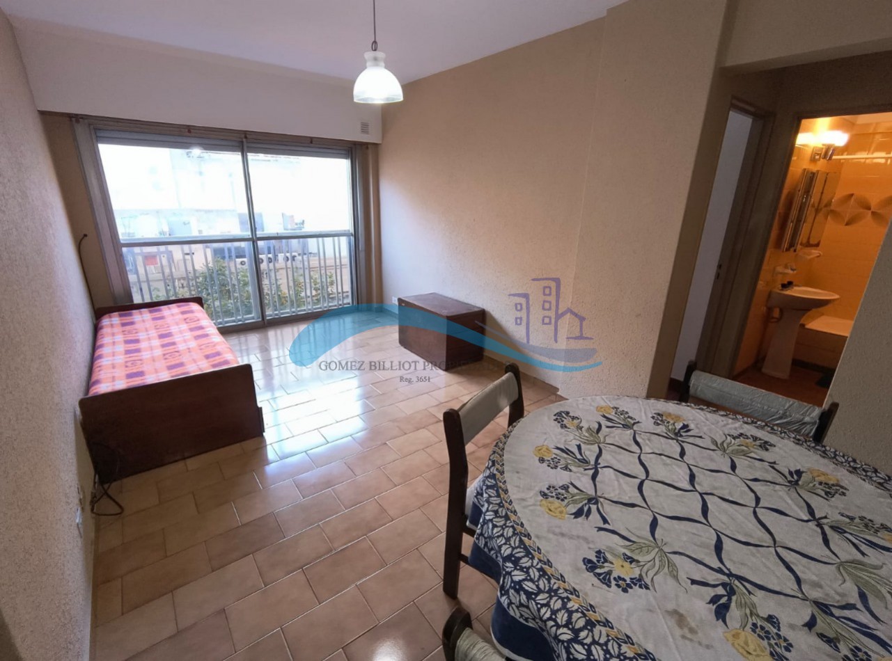 Departamento de 2 ambientes a la calle con balcon frances