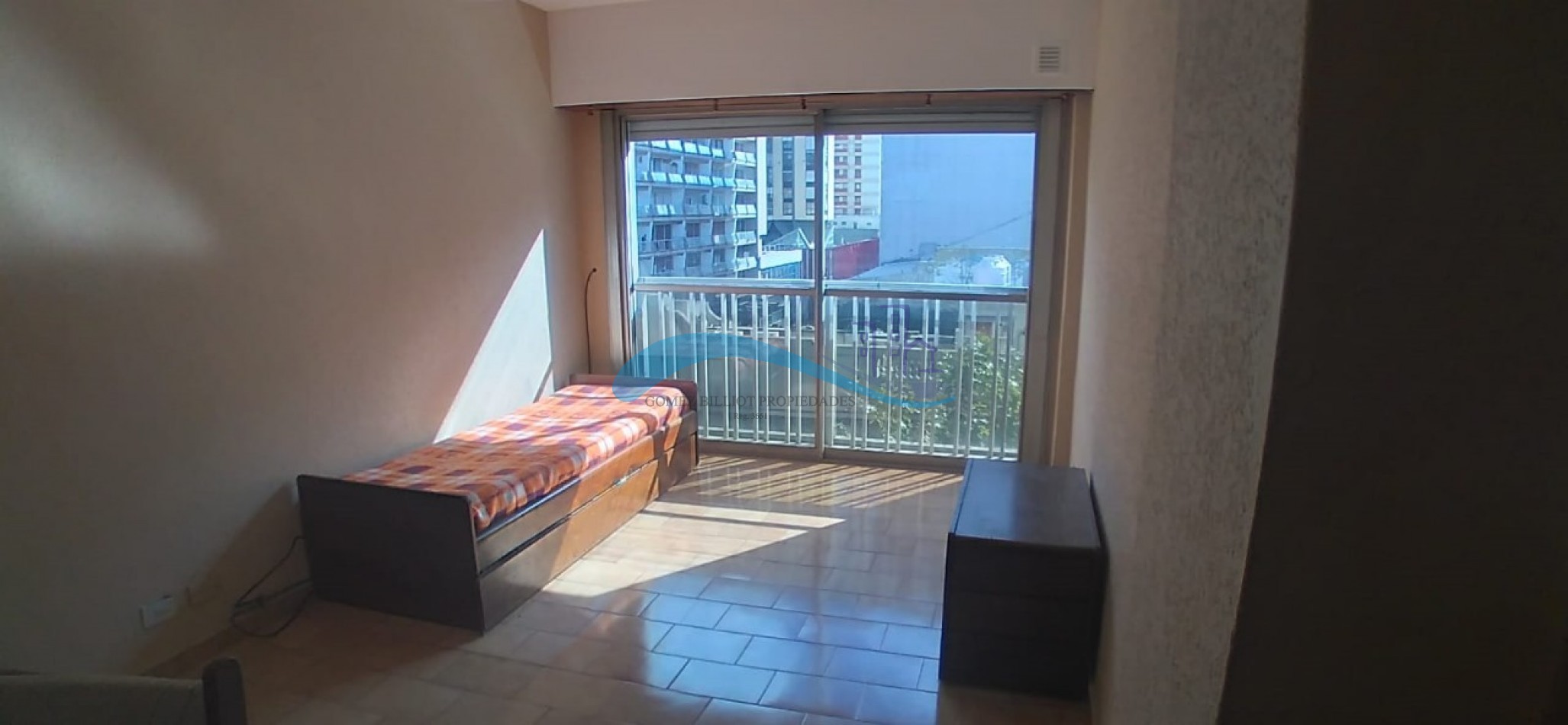 Departamento de 2 ambientes a la calle con balcon frances