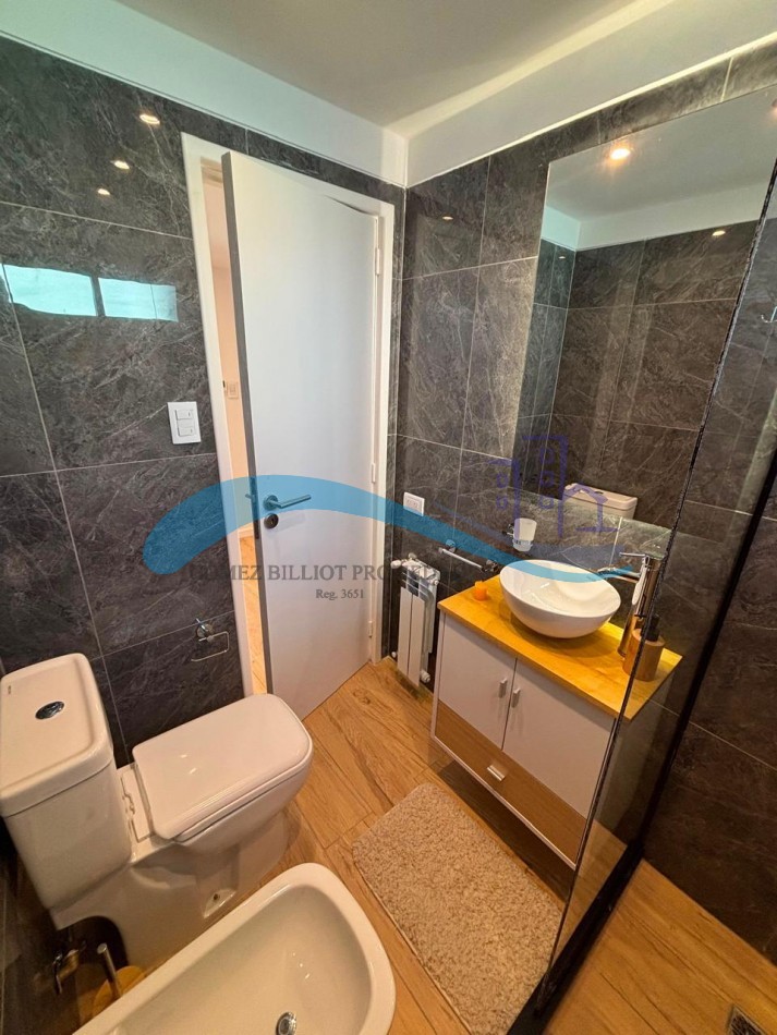 Departamento de 3 ambientes a la calle con balcon y vista al mar