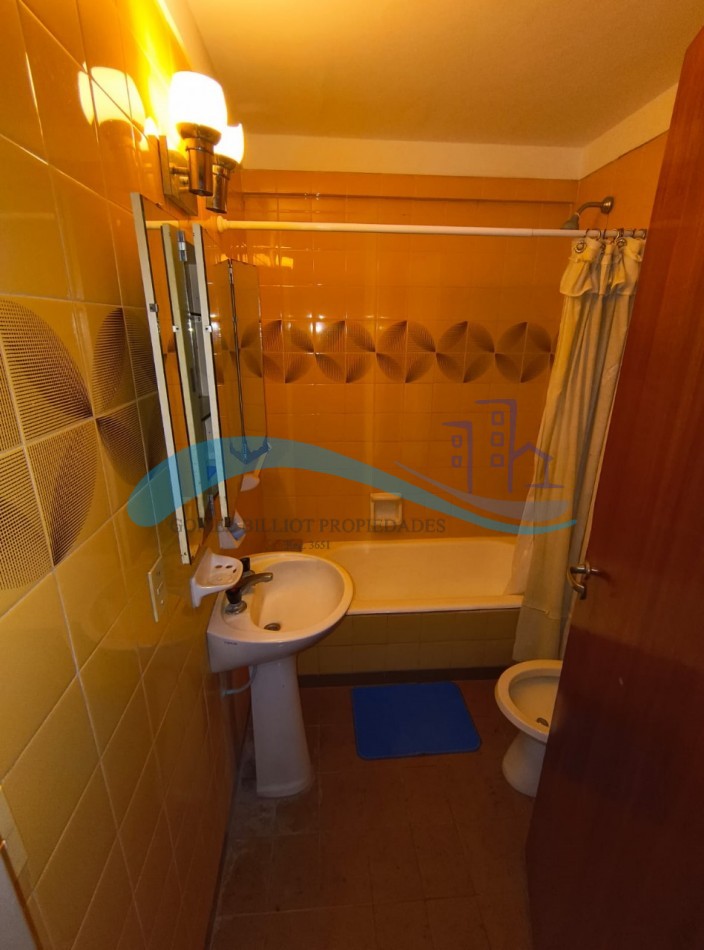 Departamento de 2 ambientes a la calle con balcon frances