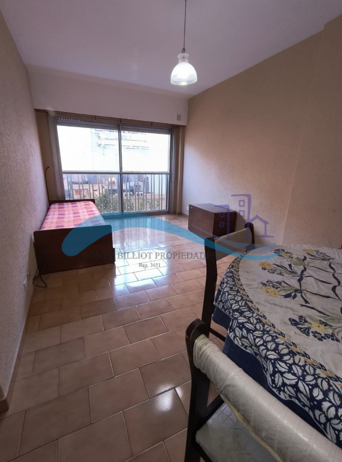 Departamento de 2 ambientes a la calle con balcon frances