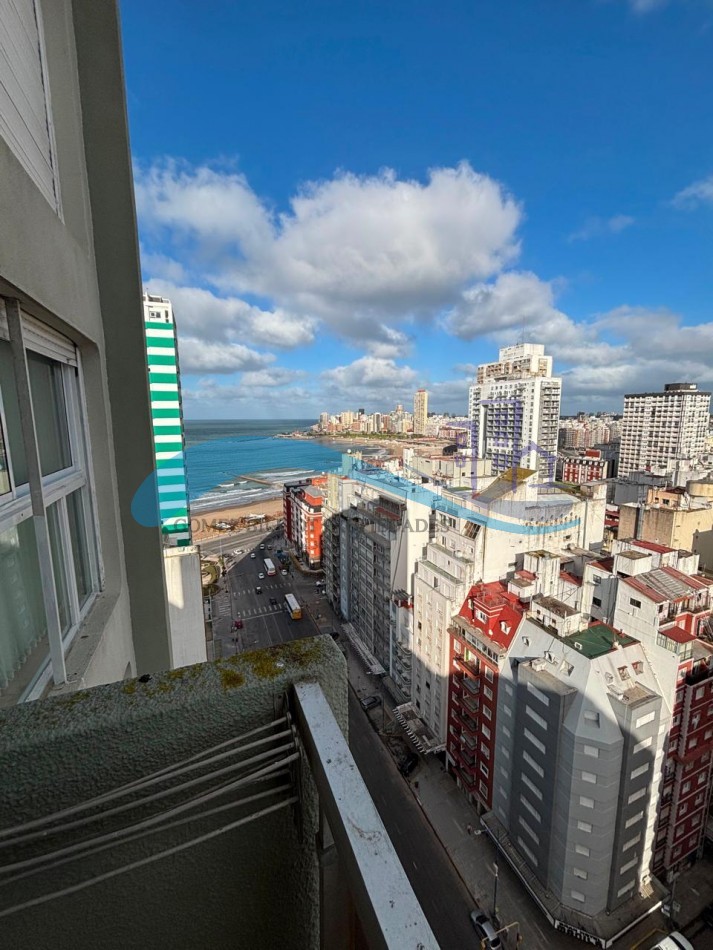 Departamento de 3 ambientes a la calle con balcon y vista al mar