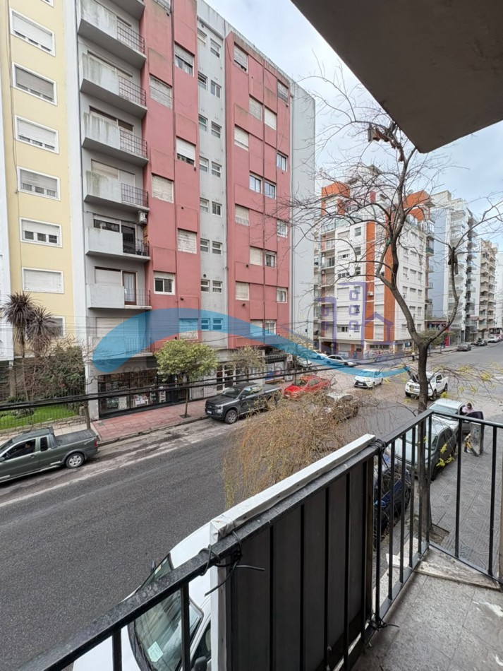 Departamento 2 ambientes con balcon a la calle