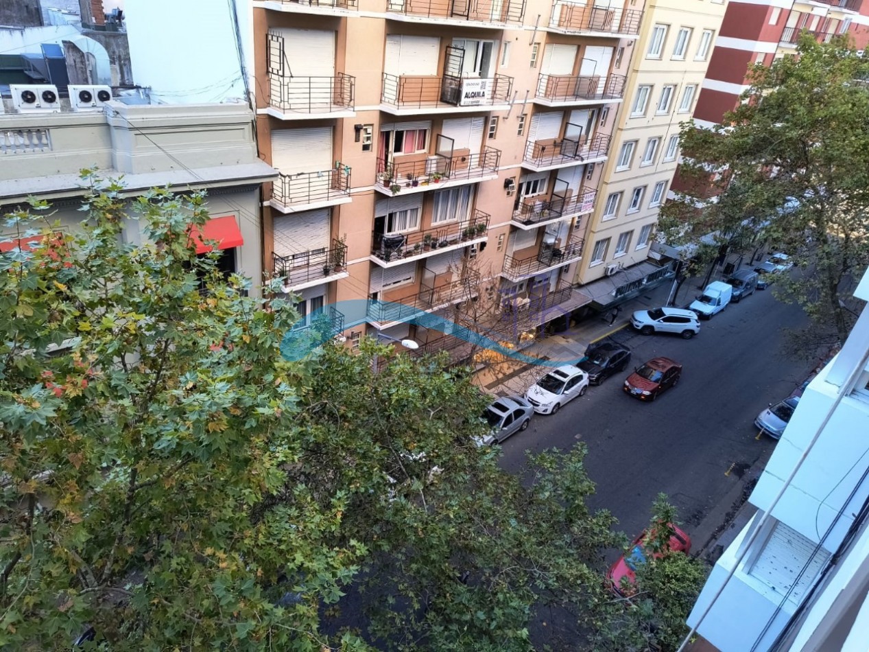 Departamento de 2 ambientes a la calle con balcon frances