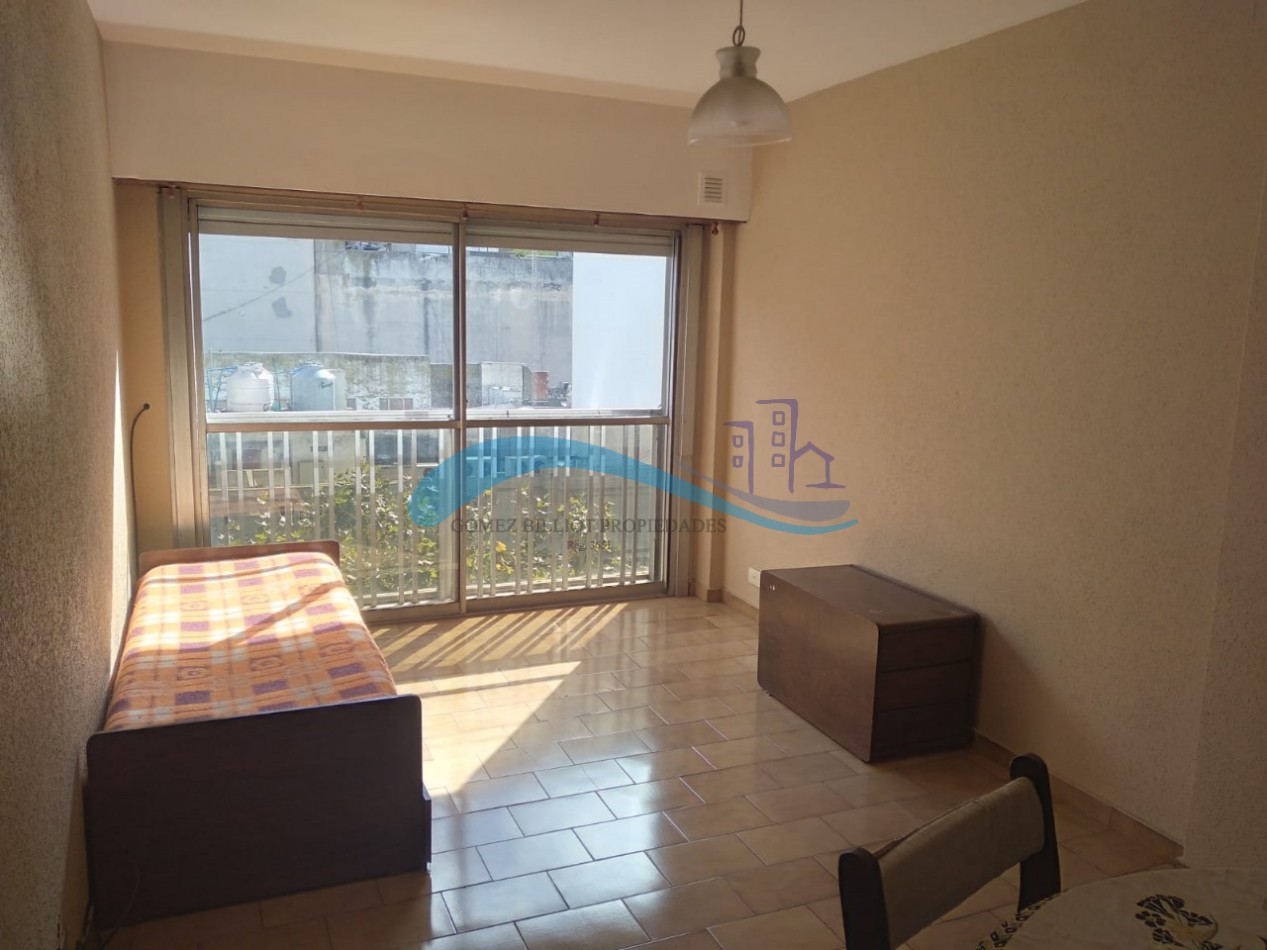 Departamento de 2 ambientes a la calle con balcon frances