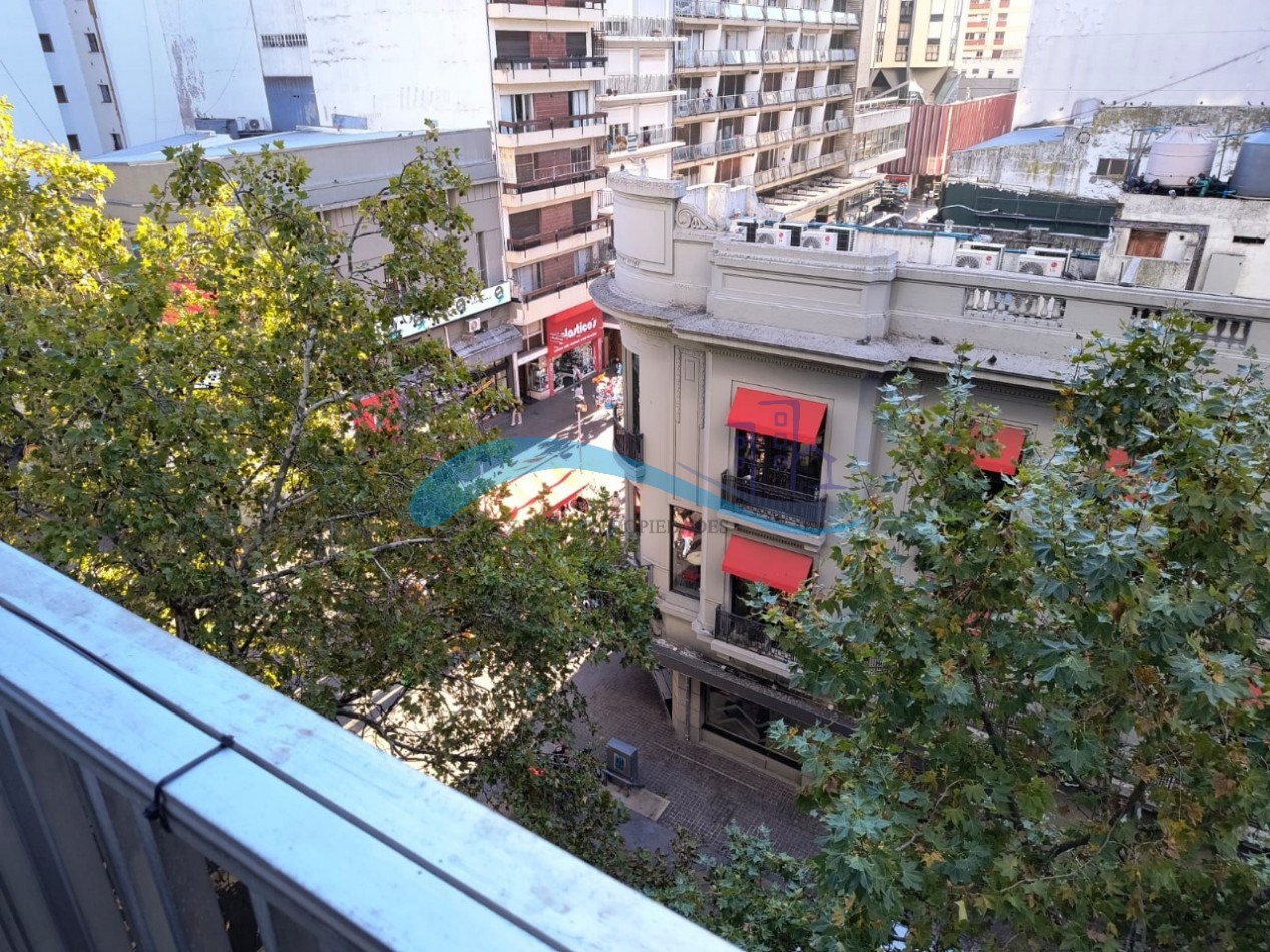 Departamento de 2 ambientes a la calle con balcon frances