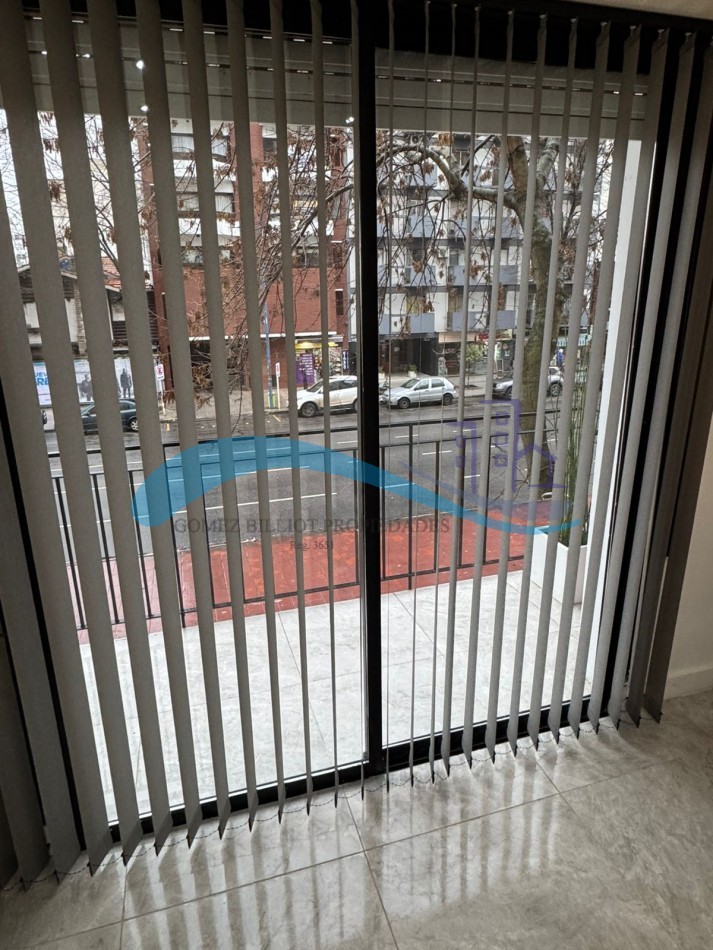Departamento 2 ambientes con balcon a la calle y patio