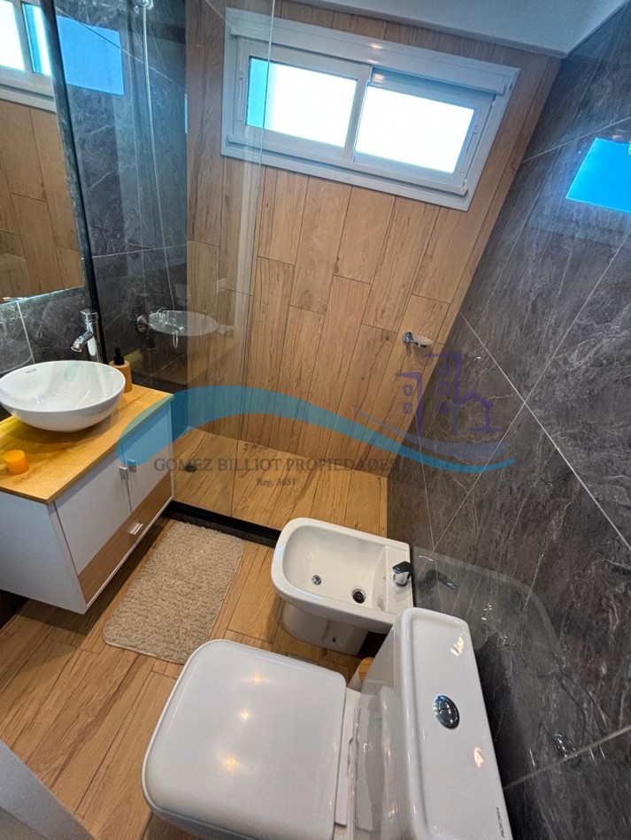 Departamento de 3 ambientes a la calle con balcon y vista al mar