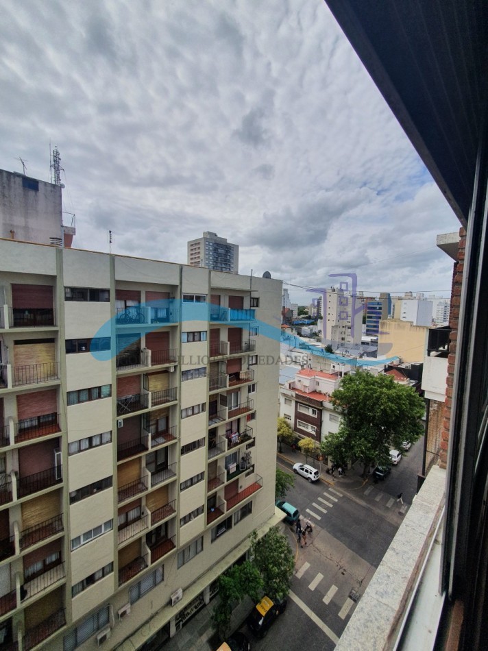 Departamento 3 ambientes a la calle con balcon