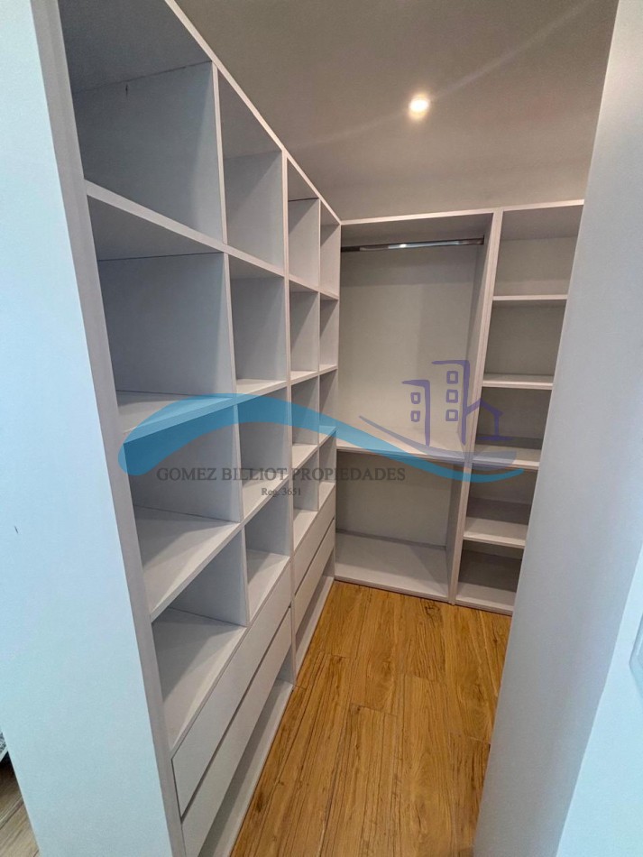 Departamento de 3 ambientes a la calle con balcon y vista al mar