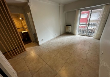 Departamento de 2 ambientes con balcon saliente, a la calle.  