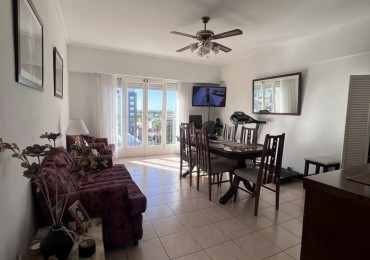 Departamento 3 ambientes con balcon saliente