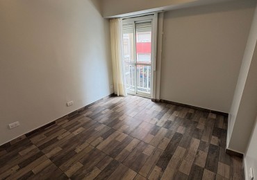 Departamento de 2 ambientes con balcon saliente, a la calle