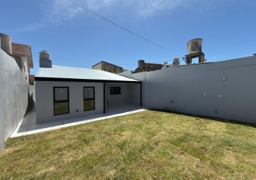 Casa 3 ambientes con parque y trotadora