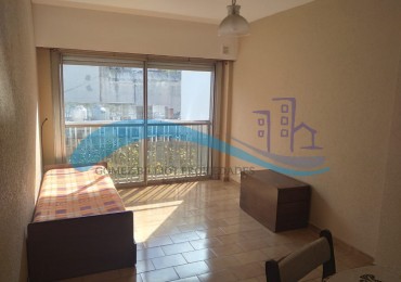 Departamento de 2 ambientes a la calle con balcon frances